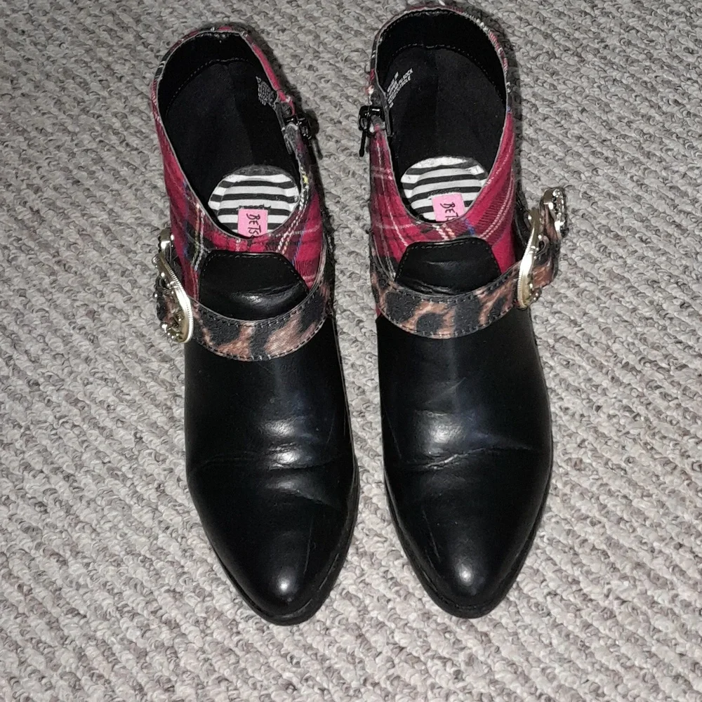 Betsey Johnson - Picture 3 of 9